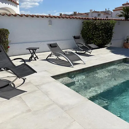 Villa Welcoming In With Private Pool Empuriabrava
