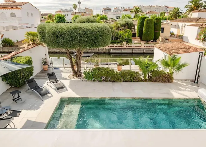 Welcoming In With Private Pool *